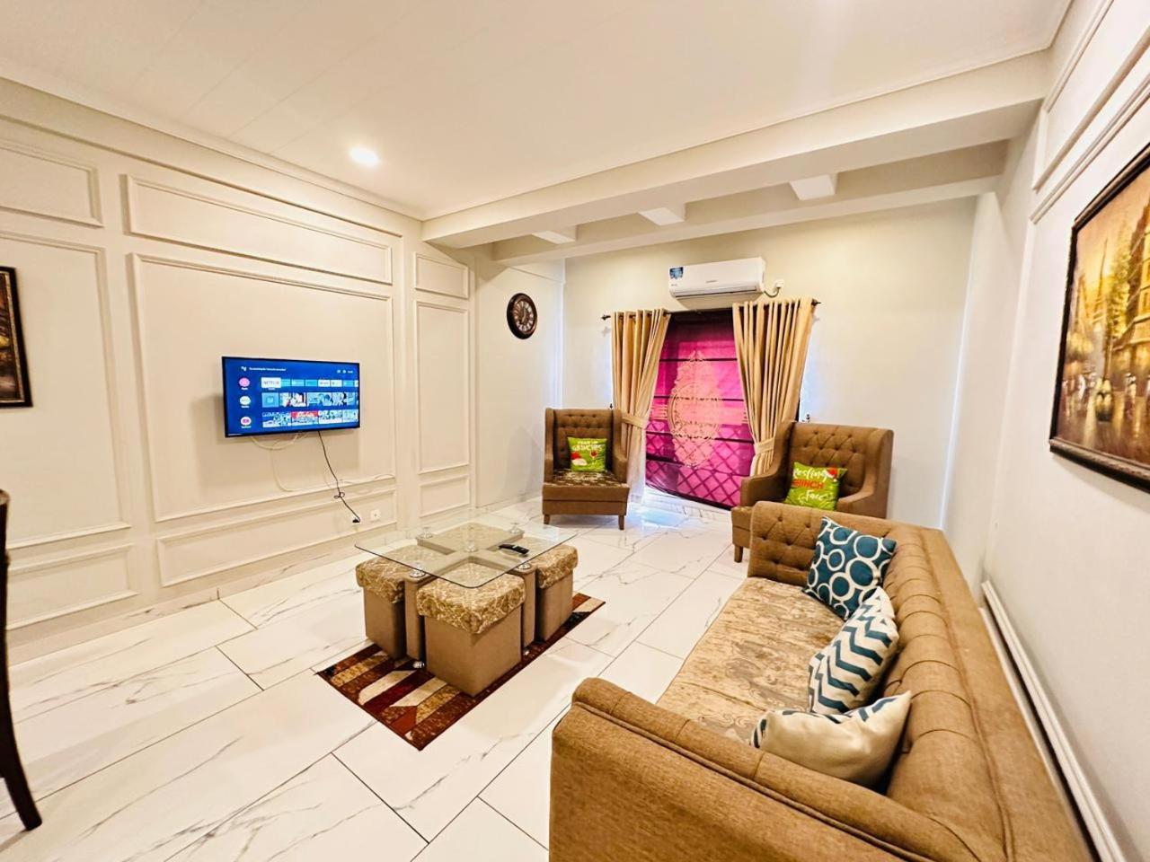 Holidazzle Serviced Apartments Bahria Town Rawalpindi Oda fotoğraf
