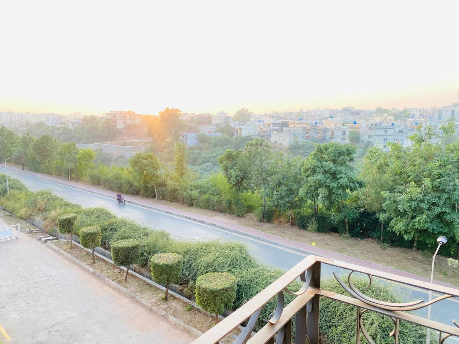 Holidazzle Serviced Apartments Bahria Town Rawalpindi Oda fotoğraf